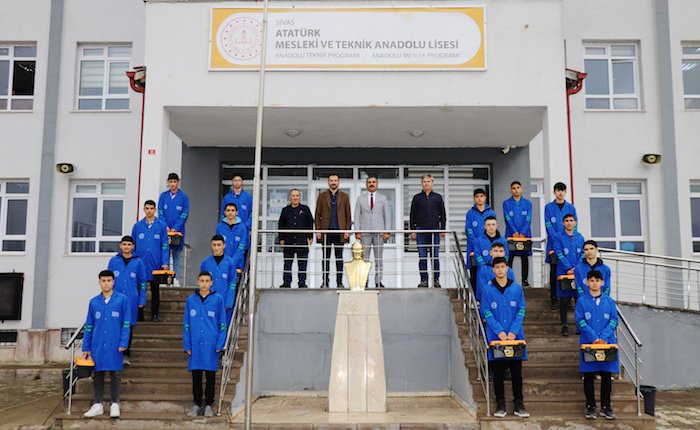 Elektrik dağıtımda meslek lisesi mezunları iş hayatına atıldı