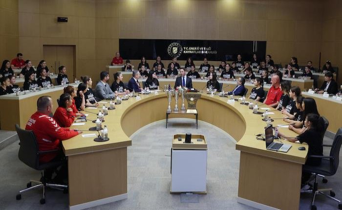  ‘Potanın Ceylanları’ kupalarını Bakan Bayraktar’a getirdi