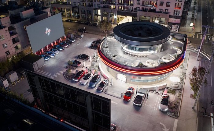 Tesla’nın eğlence ve şarj ağıyla buluşan restoranı açıldı