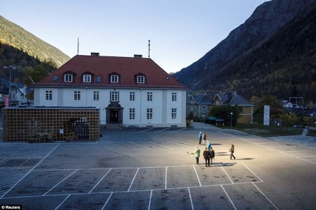 Norveç kasabası dev aynalarla aydınlanıyor