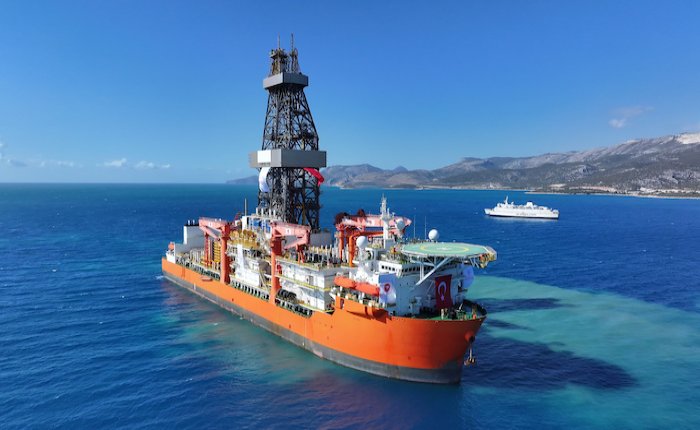 İkiz sondaj gemilerinden biri Türkiye’ye ulaştı