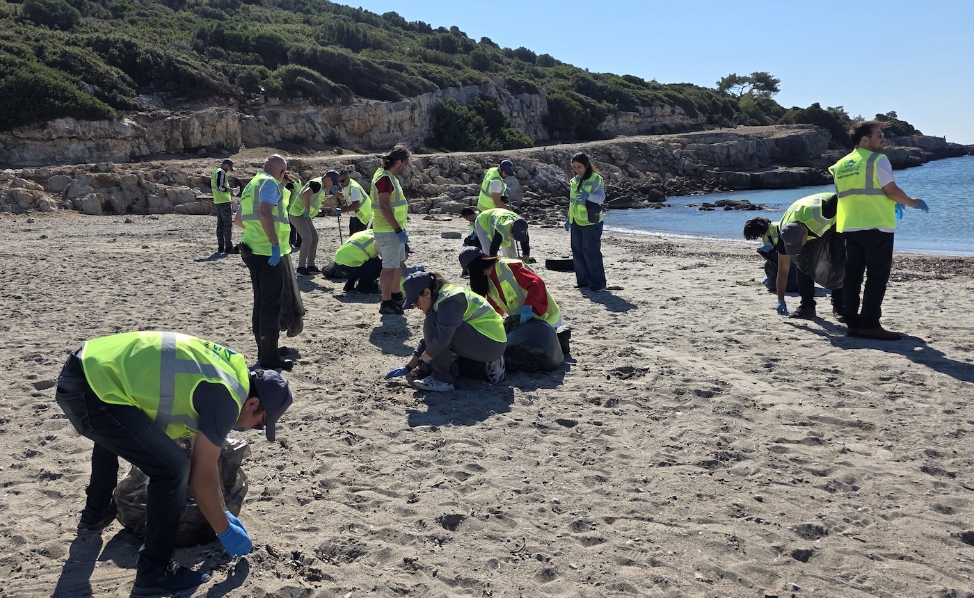 İzmir Doğalgaz gönüllüleri Urla Altınköy plajını temizledi