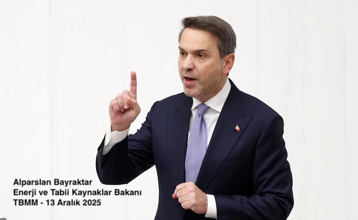 Bayraktar: Saatte 10 dönüm güneş tarlası kuruyoruz