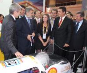 Enerji Bakanı Taner Yıldız Eco-Marathon aracını inceledi