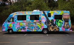 Güneş enerjisiyle çalışan müzik karavanı yollarda