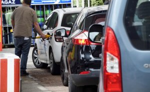 Fransa'da grev nedeniyle akaryakıt sıkıntısı başladı