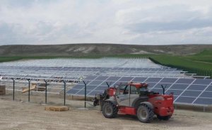 Gökçek güneşe karşı ne yapmaya çalışıyor?