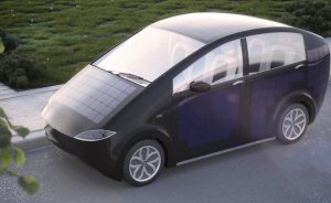 Güneş panelleriyle sarılı araba gün sayıyor