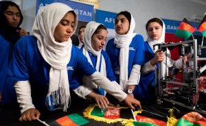 Afgan kızlar güneş enerjili çiftçi robot geliştirdiler