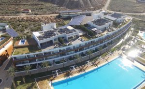 Lübnan’daki tatil kompleksi elektriğini güneşten karşılıyor