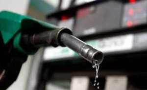 Benzine beklenen zam geldi