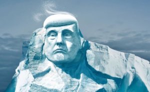 Trump iklim değişikliğini kendi buz heykeliyle görecek