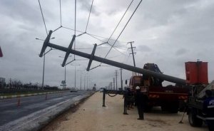 Aşırı yağış Diyarbakır’da elektrik direklerini devirdi