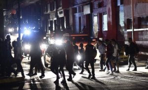 Venezuela elektrik kesintisiyle karanlığa gömüldü