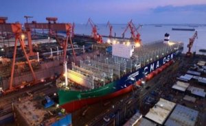 Dünyanın ilk LNG yakıtlı konteyner gemisi suya indi