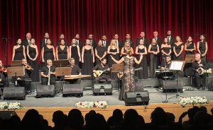 İzmir Doğalgaz Çalışan Korosu sahne aldı