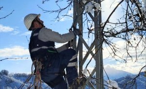 Çoruh EDAŞ'ın kar altında enerji nöbeti sürüyor